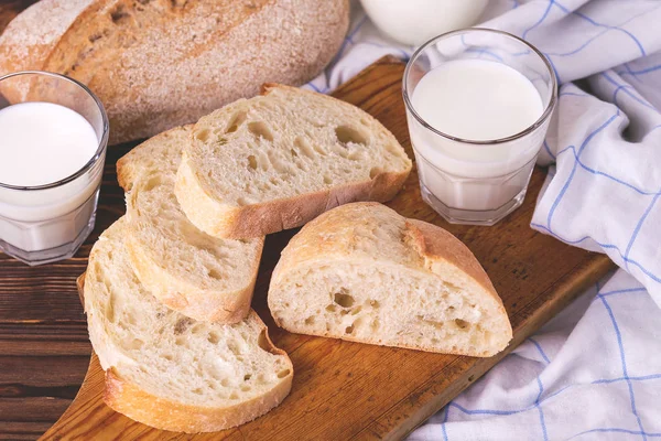 Gesneden tarwe brood, verse melk glas — Stockfoto