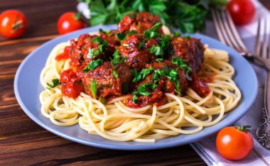 Geleneksel İtalyan spagetti makarna sığır eti köfte ile