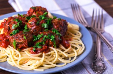 Geleneksel İtalyan spagetti makarna sığır eti köfte ile