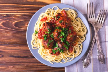 Geleneksel İtalyan spagetti makarna sığır eti köfte ile