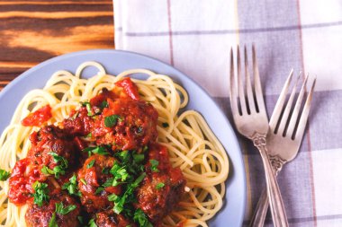 Geleneksel İtalyan spagetti makarna sığır eti köfte ile