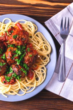 Geleneksel İtalyan spagetti makarna sığır eti köfte ile