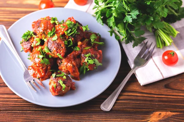 Traditionelle italienische Rindfleischbällchen, Tomatensauce und Petersilie — Stockfoto