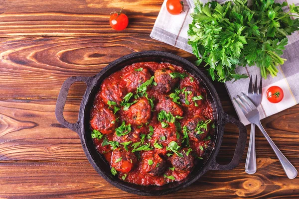 Традиційний італійський яловичини фрикадельки, томатний соус і петрушкою — стокове фото