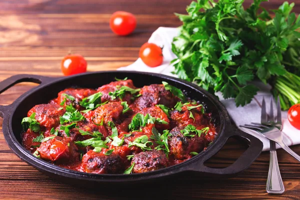 Polpette di manzo, salsa di pomodoro e prezzemolo — Foto Stock