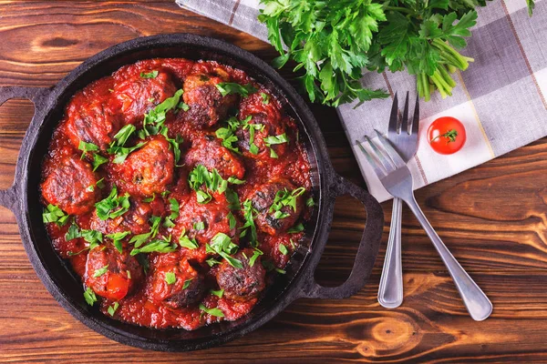 Geleneksel İtalyan sığır eti köfte, domates sosu ve maydanoz