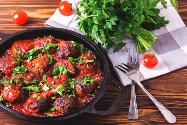 Традиционные итальянские фрикадельки, томатный соус и петрушка — стоковое фото