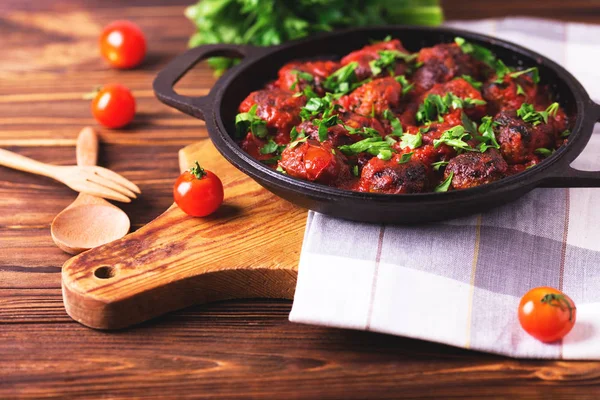 Albóndigas de res italianas tradicionales, salsa de tomate y perejil — Foto de Stock