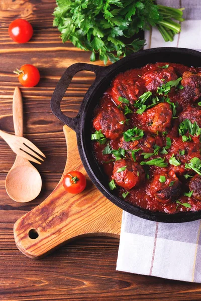Традиційний італійський яловичини фрикадельки, томатний соус і петрушкою — стокове фото
