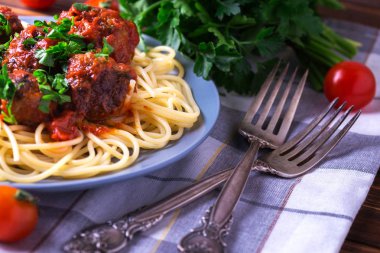Geleneksel İtalyan spagetti makarna sığır eti köfte ile