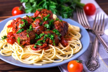 Geleneksel İtalyan spagetti makarna sığır eti köfte ile