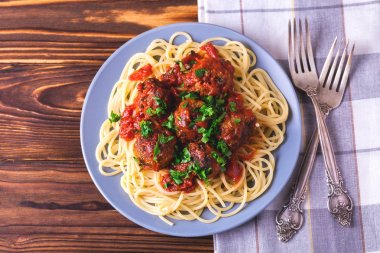 Geleneksel İtalyan spagetti makarna sığır eti köfte ile