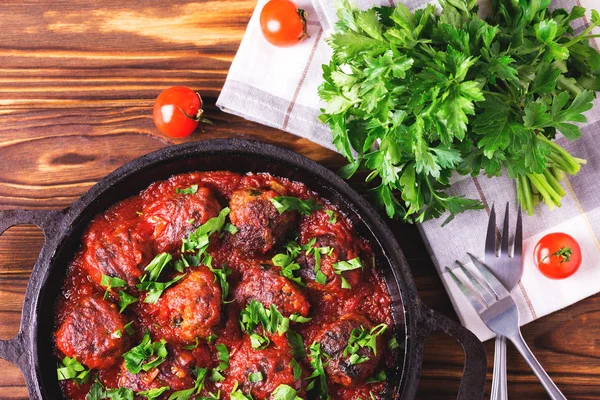 Tradycyjny włoski wołowiny klopsiki, sosem pomidorowym i pietruszka — Zdjęcie stockowe