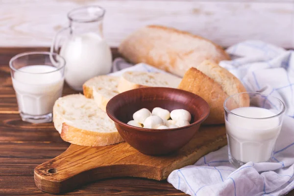 썰어 밀 빵, 신선한 우유와 모 짜 렐 라의 유리 — 스톡 사진