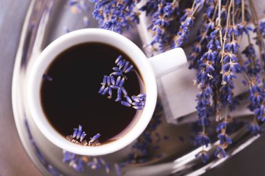 Kahve ile masaya lavanta çiçek