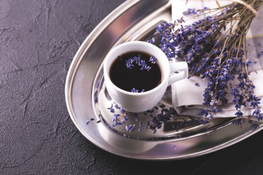Kahve ile masaya lavanta çiçek