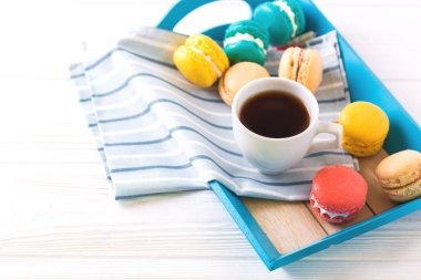 Fincan kahve ve macaron tepside kek