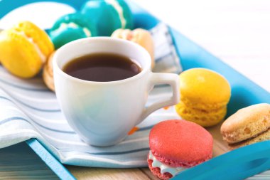 Fincan kahve ve macaron tepside kek