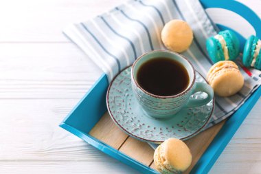 Fincan kahve ve macaron tepside kek