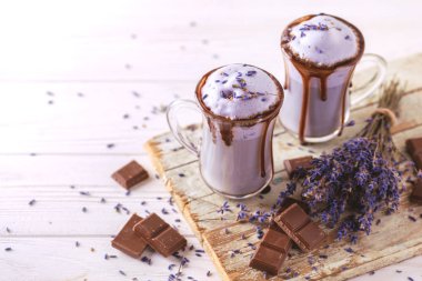 Kapuçino lavanta ve çikolata şurubu ve çiçeklerle
