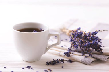 Kahve ile masaya lavanta çiçek