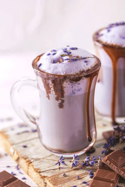 Cappuccino con lavanda y jarabe de chocolate y flores — Foto de Stock