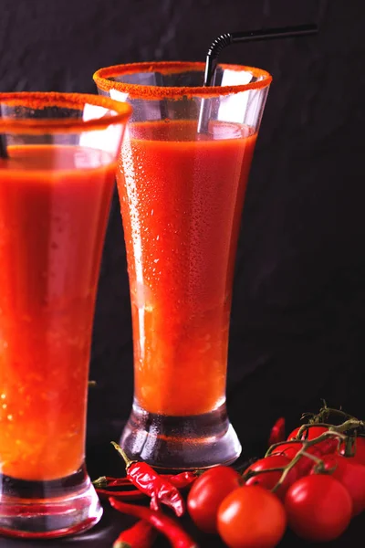 Bloody Mary κοκτέιλ με καυτερή πιπεριά, πάγο και σέλινο. — Φωτογραφία Αρχείου