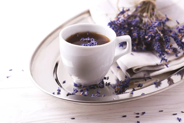 테이블에 라벤더 꽃과 커피 한잔 — 스톡 사진