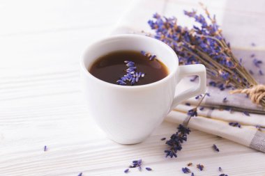 Kahve ile masaya lavanta çiçek