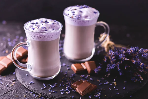 Cappuccino med lavendel och choklad sirap och blommor — Stockfoto