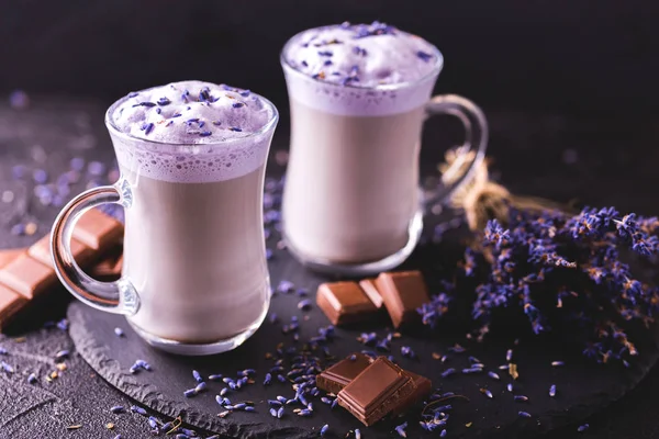 Cappuccino con lavanda y jarabe de chocolate y flores — Foto de Stock