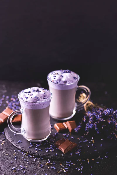 Cappuccino con lavanda y jarabe de chocolate y flores — Foto de Stock