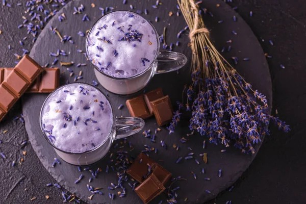 Cappuccino con lavanda y jarabe de chocolate y flores — Foto de Stock