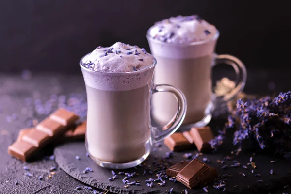 Cappuccino com lavanda e xarope de chocolate e flores — Fotografia de Stock