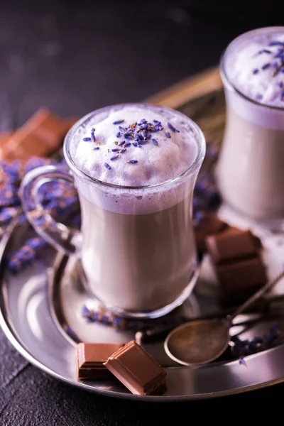 Cappuccino med lavendel och choklad sirap och blommor — Stockfoto