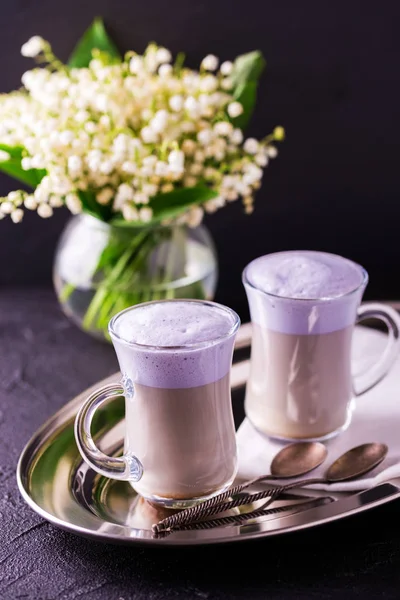 Cappuccino con lavanda y jarabe de chocolate y flores — Foto de Stock