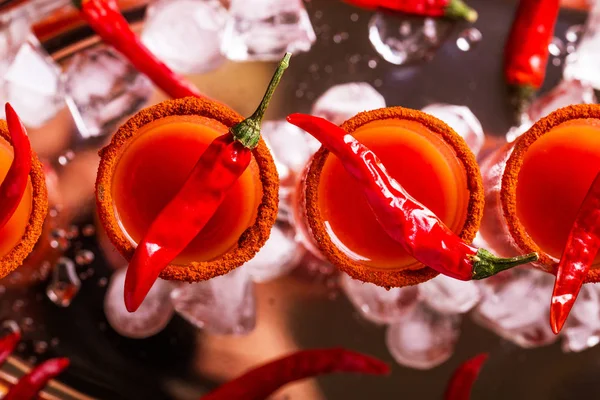 Cocktail Bloody Mary con peperoncino, ghiaccio e sedano . — Foto Stock