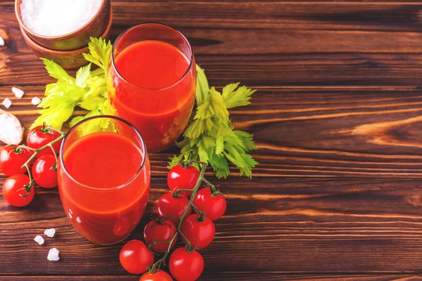 Szklanki soku pomidorowego. Zdrowe jedzenie koncepcja. — Zdjęcie stockowe