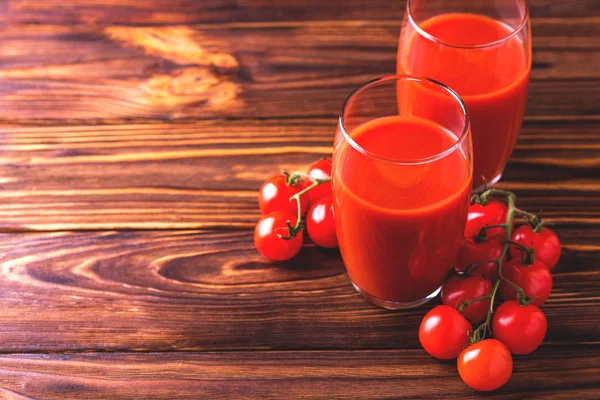 Ποτήρια χυμό ντομάτας. Έννοια της υγιεινής διατροφής. — Φωτογραφία Αρχείου