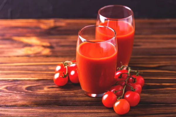 Ποτήρια χυμό ντομάτας. Έννοια της υγιεινής διατροφής. — Φωτογραφία Αρχείου