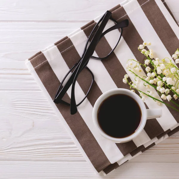 컵 커피, 안경 및 snowdrops 꽃의 — 스톡 사진