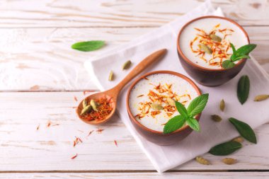 Kakuleden, nane ve safran ile geleneksel Hint lassi lor