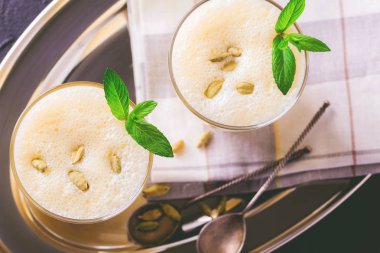 Geleneksel Hint mango lassi Kakuleden, nane, vanilya ve 