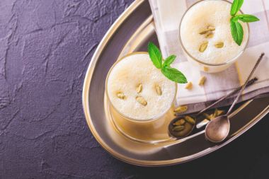 Geleneksel Hint mango lassi Kakuleden, nane, vanilya ve 