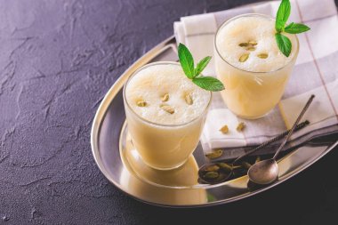 Geleneksel Hint mango lassi Kakuleden, nane, vanilya ve 