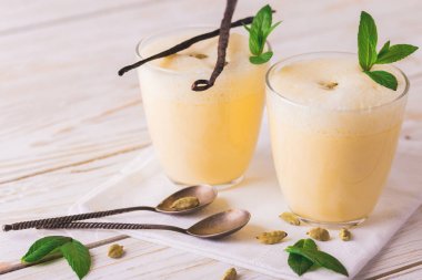Geleneksel Hint mango lassi Kakuleden, nane, vanilya ve 