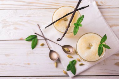 Geleneksel Hint mango lassi Kakuleden, nane, vanilya ve 