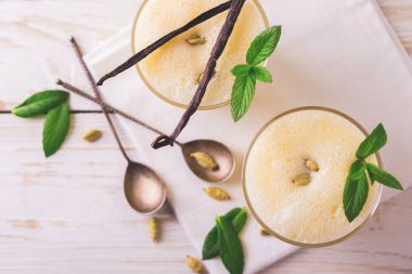Geleneksel Hint mango lassi Kakuleden, nane, vanilya ve 