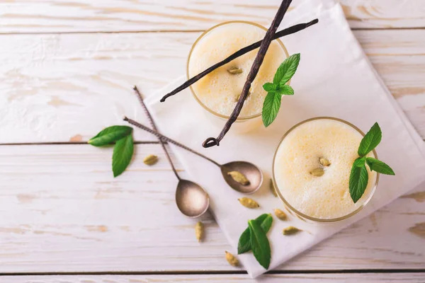 Geleneksel Hint mango lassi Kakuleden, nane, vanilya ve 