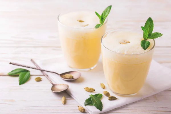 Tradiční indické mango lassi kardamonu, máta, vanilka a — Stock fotografie